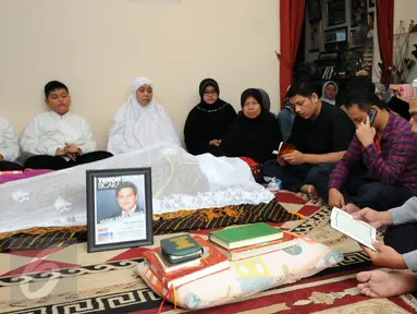 Pelayat membaca Al Quran disisi jenazah Ketua KPU, Husni Kamil Manik di kompleks KPU, Jakarta, Jumat (8/7). Husni Kamil Manik wafat pada Kamis (7/7) di usia 40 tahun. (Liputan6.com/Helmi Fithriansyah)