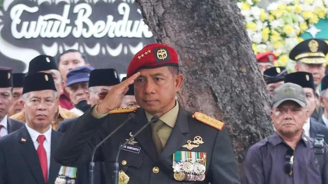 Pemakaman Mantan Kepala BNPB itu dilakukan secara militer dan dipimpin oleh Panglima TNI Jenderal Agus Subiyanto.