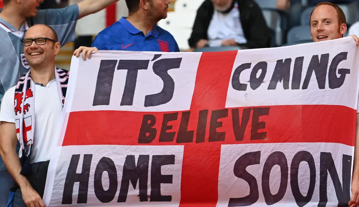 Fans Inggris mengibarkan bendera saat menyaksikan pertandingan semifinal bola Euro 2020 antara Inggris dan Denmark di Wembley Stadium, London, Kamis dinihari WIB (8/7/2021). Inggris melaju ke babak final Euro 2020 melawan Italia setelah mengalahkan Denmark dengan skor 2-1. (Paul ELLIS/POOL/AFP)