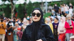 Kerap tampil stylish, ia pun sempat ikut hadir dalam Citayam Fashion Week yang beberapa waktu lalu sempat menjadi sorotan banyak selebriti. Tampil gaya dengan outfit serba hitam, Ririe terlihat makin keren dengan kacamata dengan warna senada. (Liputan6.com/IG/@ririe_fairus)