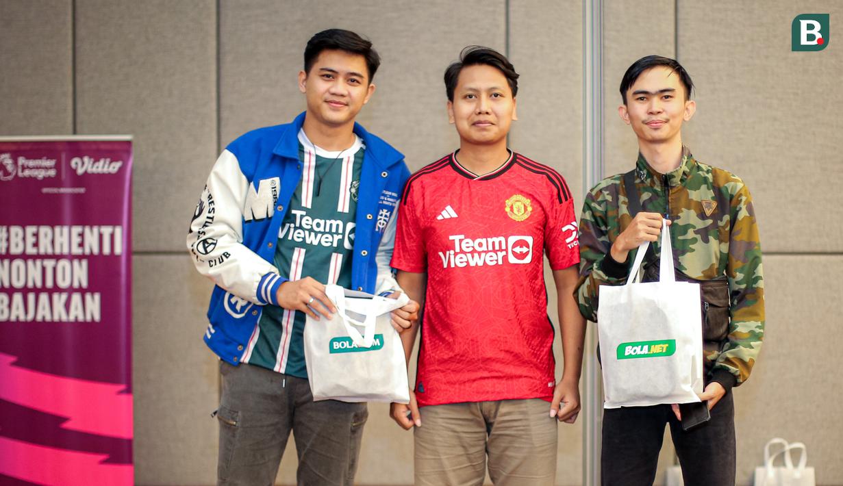 <p>Sejumlah fans MU mendapatkan goodie bag setelah berhasil menjawab pertanyaan saat Roaring Night Liga Inggris melawan Manchester City yang berlangsung di Hotel IBIS Style, Tanah Abang, Jakarta, Minggu (03/03/2024). (Bola.com/Bagaskara Lazuardi)</p>