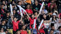 Para suporter cilik menyaksikan laga perebutan peringkat ketiga Piala Presiden 2024 antara Persis Solo menghadapi Persija Jakarta di Stadion Manahan, Solo, Sabtu (3/8/2024). (Bola.com/Bagaskara Lazuardi)