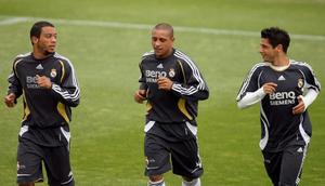 Bek Brasil Marcelo Vieira (Kiri), Roberto Carlos (tengah), dan Cicinho (kanan) berlari selama sesi latihan Real Madrid di Madrid 15 Juni 2007. (PIERRE-PHILIPPE MARCOUPIERRE-PHILIPPE MARCOU/AFP)