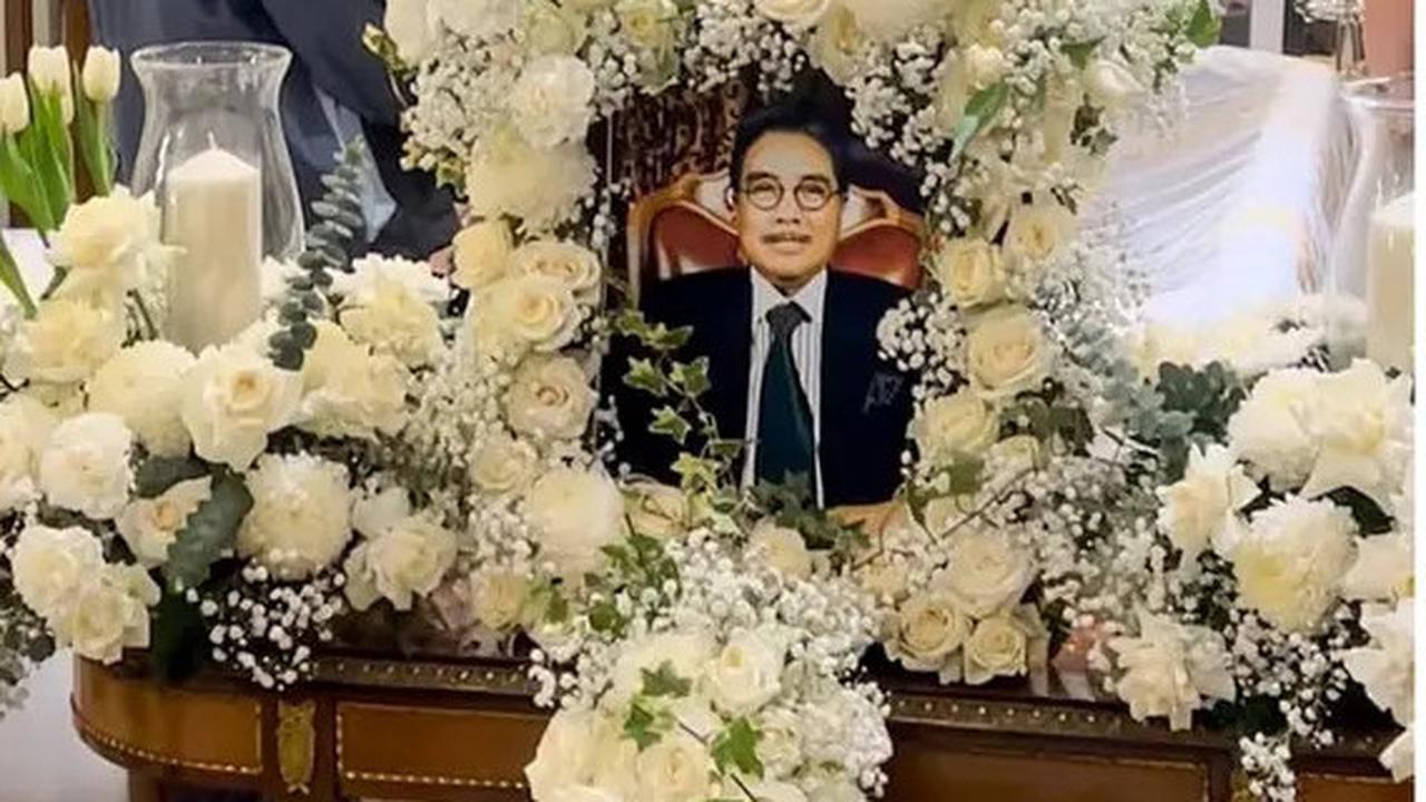 VIDEO: Detik-Detik Penampakan Jenazah Hotma Sitompul Tiba, Mantan Istri & Sederet Artis Berduka