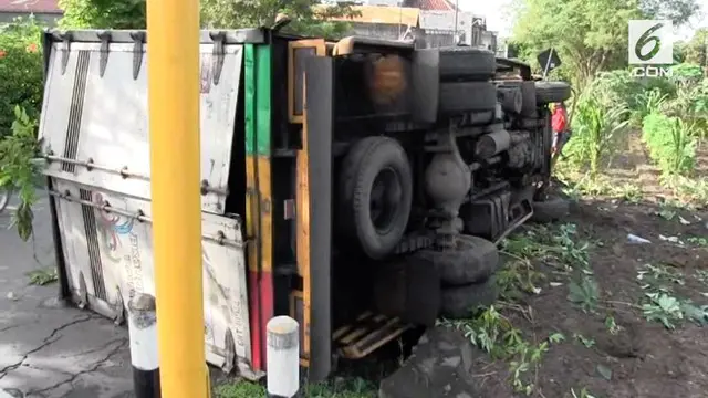 VIDEO: Tabrak Papan Reklame, Truk Boks Terguling