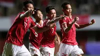 Pemain Timnas Indonesia U-16 merayakan gol yang dicetak Riski Afrisal ke gawang Myanmar dalam laga semifinal Piala AFF U-16 2022 di Stadion Maguwoharjo, Sleman, Rabu (10/8/2022). Tim Garuda Asia lolos ke final setelah menang lewat drama adu penalti setelah bermain imbang 1-1 dalam waktu normal. (Bola.com/Bagaskara Lazuardi)