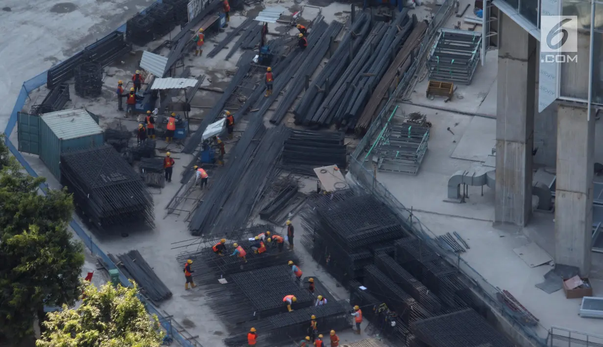Pekerja tengah menyelesaikan proyek pembangunam gedung bertingkat di Jakarta, Selasa (27/8/2019). Pemerintah menargetkan pertumbuhan ekonomi Indonesia di tahun 2020 sebesar 5,3%. (Liputan6.com/Angga Yuniar)