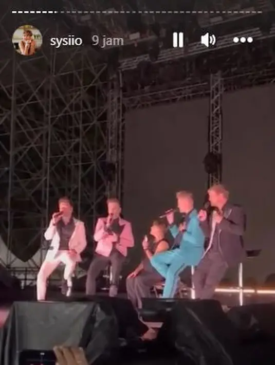 Sissy Prescillia, duduk di tengah antara para personel Westlife. Ia ikut bernyanyi bersama. (Foto: Instagram/@sysiio)