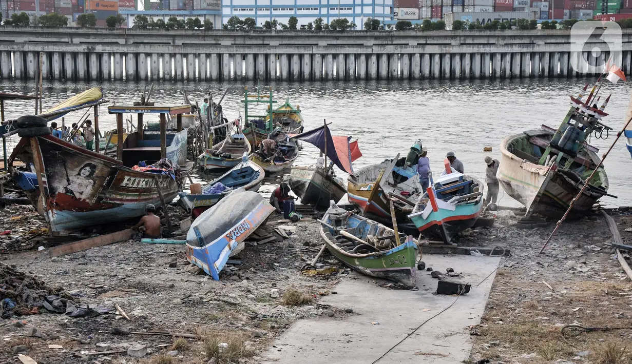 Aktivitas nelayan saat menyelesaikan perbaikan kapal di Perkampungan Nelayan Kalibaru, Cilincing, Jakarta Utara, Rabu (29/6/2022). Peringatan Hari Nelayan Internasional yang jatuh pada 29 Juni dibuat untuk menghargai dan mengintegrasikan upaya para nelayan dan ikan yang mereka tangkap merupakan sumber nutrisi utama bagi penduduk dunia. (merdeka.com/Iqbal S. Nugroho)