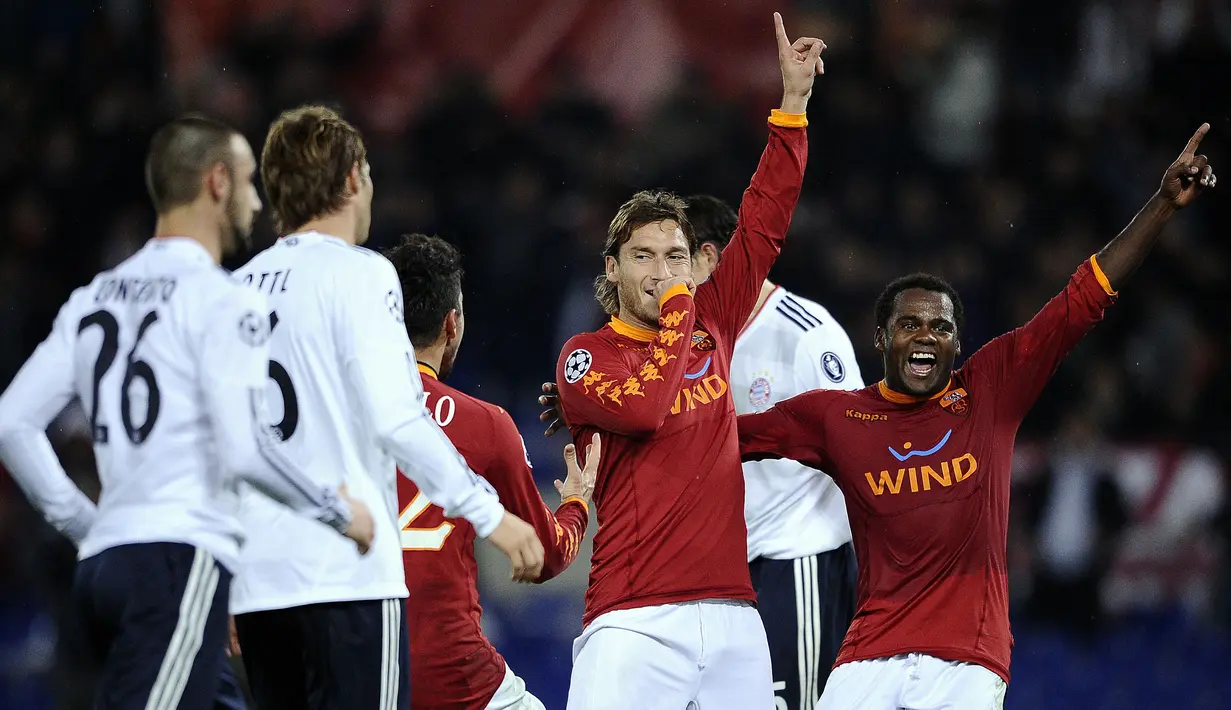 <p>Setelah sempat kalah 0-2 pada matchday pertama Grup E saat bermain di Allianz Arena (15/9/2010), AS Roma berhasil membalas dengan kemenangan 3-2 saat gantian menjadi tuan rumah di Olimpico Stadium pada matchday kelima (23/11/2010). Sempat tertinggal dua gol lewat brace Mario Gomez di babak pertama, AS Roma melakukan comeback dengan mencetak tiga gol di babak kedua lewat Marco Borriello, Daniele De Rossi dan Francesco Totti. (AFP/Filippo Monteforte)</p>