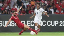 Pemain Timnas Indonesia,&nbsp;Jordi Amat (kiri) berebut bola dengan pemain Kamboja,&nbsp;Sieng Chanthea dalam laga Grup A Piala AFF 2022 di Stadion Utama Gelora Bung Karno, (SUGBK), Jumat (23/12/2022). (Bola.com/Bagaskara Lazuardi)