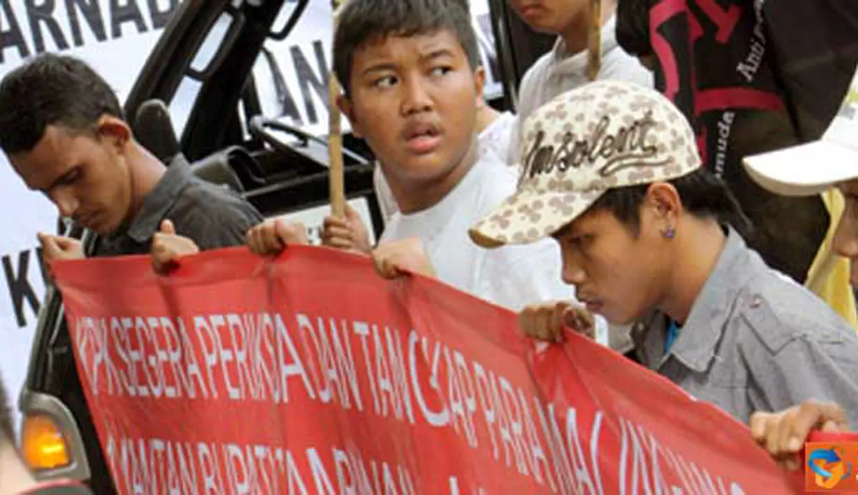 Citizen6, Jakarta: Puluhan masa yang menamakan diri mereka Kesatuan Aksi Pemuda Anti Korupsi (KAPAK) pada senin (2/5) pagi melakukan orasi serta aksi unjuk rasa di depan kantor KPK, Rasuna Said, Jakarta. 