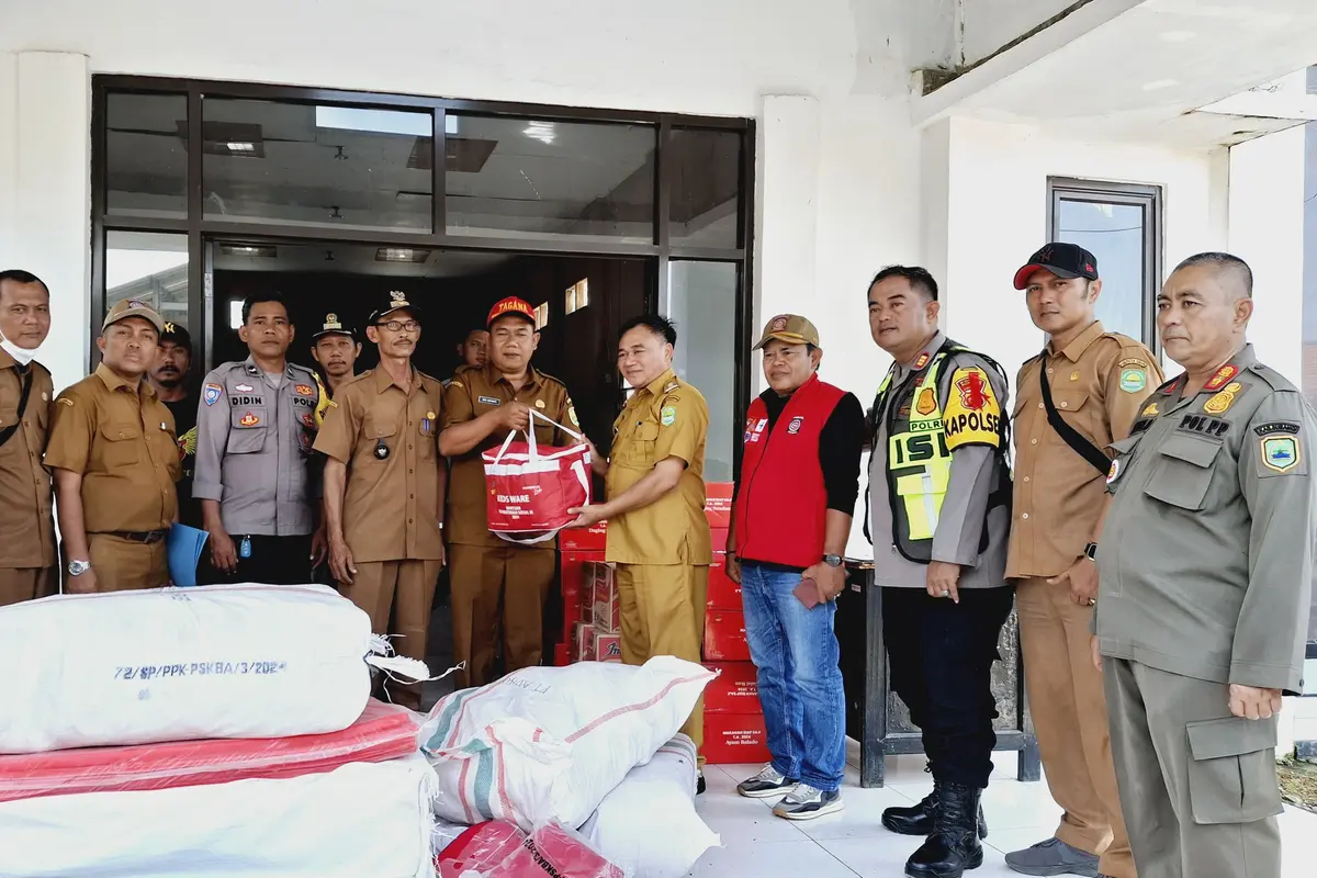 Menteri Sosial, Saifullah Yusuf (Gus Ipul) mengatakan Kementerian Sosial (Kemensos) telah menyalurkan bantuan untuk para korban terdampak puting beliung di Kabupaten Subang, Jawa Barat pada Senin 6 Januari 2025.