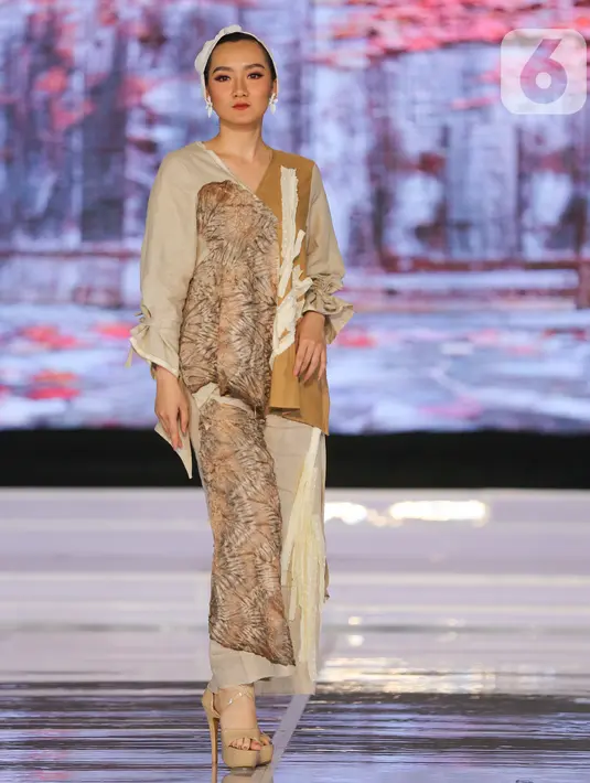 Model membawakan busana pada Palembang Fashion Week di Palembang, Sabtu (07/3/2020). Pagelaran busana yang digelar pada 6-8 Maret menampilkan 20 desainer lokal dengan mengusung tema Young and Nature. (Liputan6.com/Fery Pradolo)