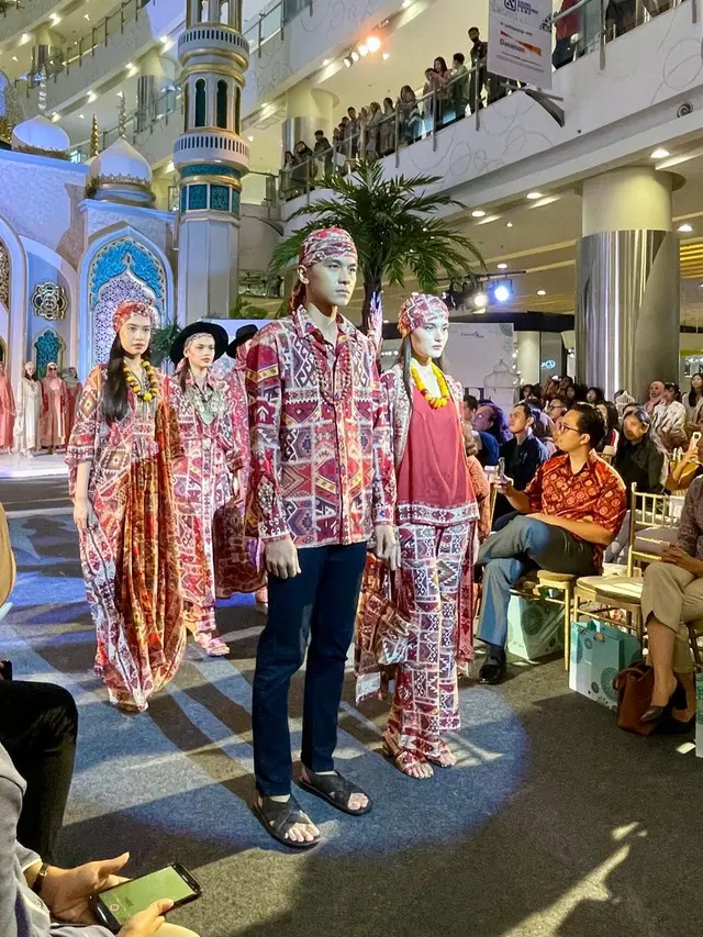 Koleksi Baju Lebaran Rancangan Desainer Legendaris Mejeng di Pembukaan Raya Fashion Fest 2024, Central Park Mall