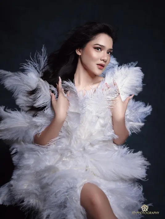 Davina Karamoy terlihat flawless dengan makeup minimalis yang menampilkan dimensi wajah tegas [@davinaakaramoy]