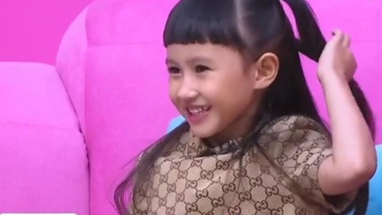 Ikut Tren Korea Kenakan Syal di Kepala, Ayu Ting Ting Kena Protes Anak Kartika Putri: Pakai Kerudungnya yang Bener Dong