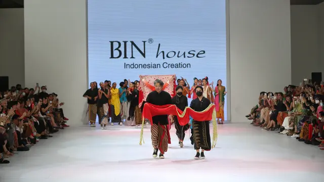 Warna Segar dalam Koleksi Kebaya dan Kain BIN House di Jakarta Fashion Week 2023