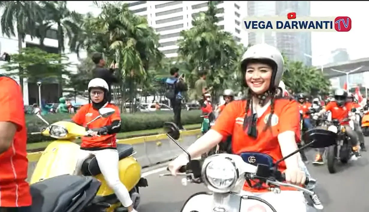Artis kelahiran Jakarta 37 tahun silam itu rela panas-panasan dan macet-macetan demi ikut merayakan kemenangan Timnas-U22 raih emas setelah 32 tahun. [Youtube/Vega Darwanti TV]