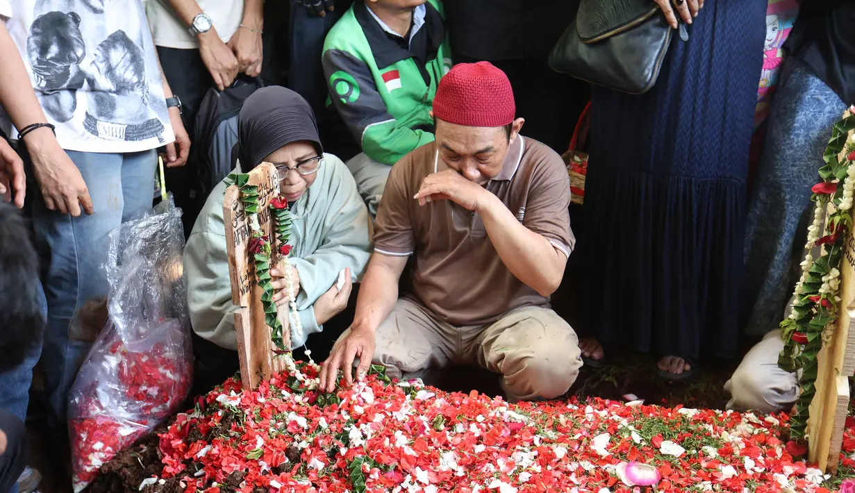 Beberapa kerabat dekat terlihat meneteskan air mata ketika jenazah Affan diturunkan ke liang lahat. (Kapanlagi.com/Budy Santoso)