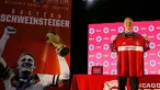 Pemain baru Major League Soccer Chicago Fire (MLS), Bastian Schweinsteiger menunjukan jerseynya saat konferensi pers di The PrivateBank Fire Pitch di Chicago, Rabu (29/3). (AP Photo/Nam Y. Huh)