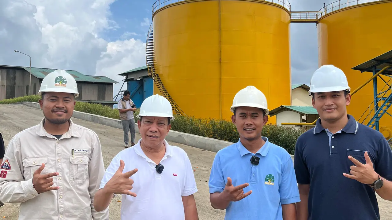 Calon Gubernur (Cagub) Gorontalo nomor urut tiga Hamzah Isa melakukan kunjungan ke pabrik pengolahan kelapa sawit milik Kencana Agri di Desa Molosipat Utara, Kecamatan Popayato Barat, Gorontalo, Sabtu (16/11/2024) (Istimewa)