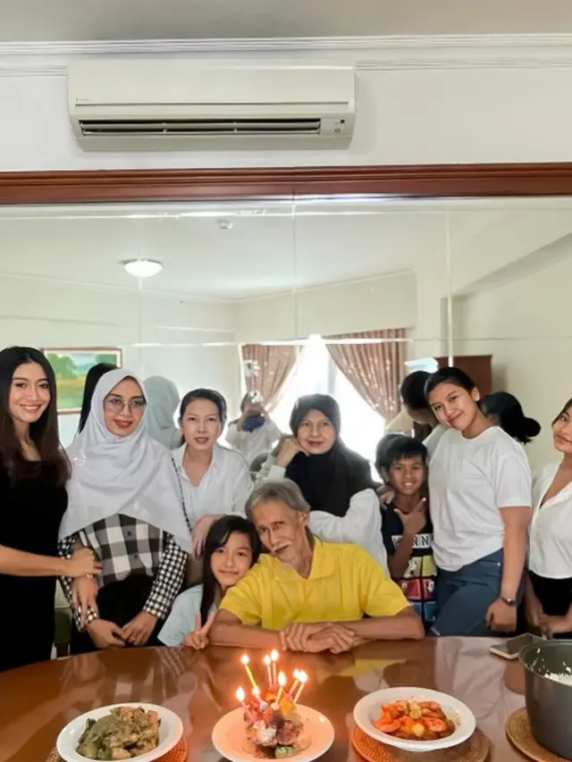 Potret Fitrie Rachmadhina dan keluarga besar (Sumber: Instagram/fitrierachmadhina)