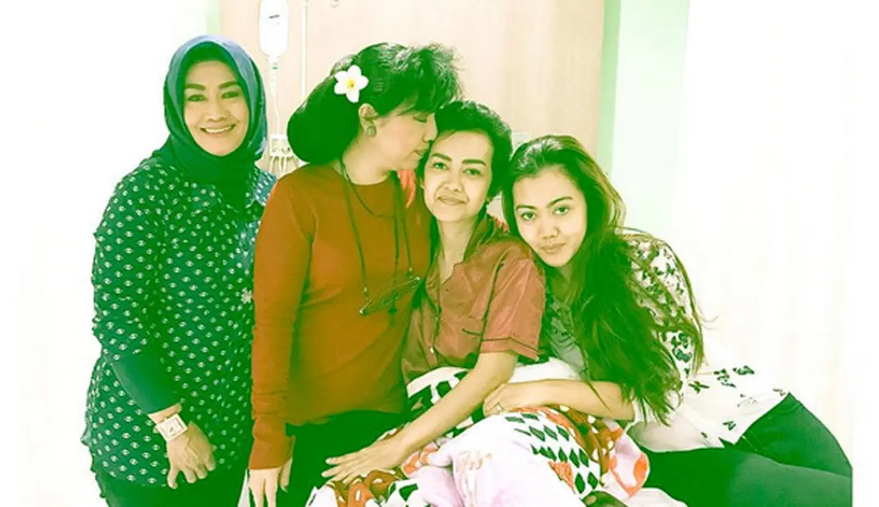 "Kasih sayang bunda sepanjang masa ❤️ @anneavantieheart @sriwulansih2016 @anggitheperez," tulis Jupe dalam foto bersama dengan perancang busana Anne Avantie. (Instagram/juliaperrezz)