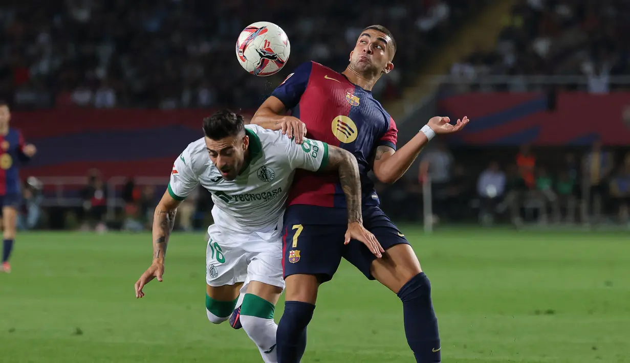 Barcelona mendominasi jalannya pertandingan sejak awal menit pertama pertandingan. (LLUIS GENE/AFP)