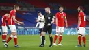 Para pemain Polandia mengeluh setelah wasit Bjorn Kuipers menghadiahkan penalti kepada Inggris pada pertandingan Grup I kualifikasi Piala Dunia 2022 di Stadion Wembley, London, Inggris, Rabu (31/3/2021). Inggris menang dengan skor 2-1. (Catherine Ivill, Pool via AP)