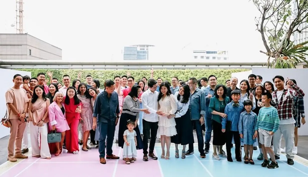 Pasangan yang menikah pada Maret 2023 itu akan dikaruniai anak pertama pada Januari 2024 mendatang. "Mini Val segera hadir Januari 2024," tulis valenciatanoe sebagai keterangan video kemeriahan gender reveal untuk anak pertamanya. [Instagram/valenciatanoe]