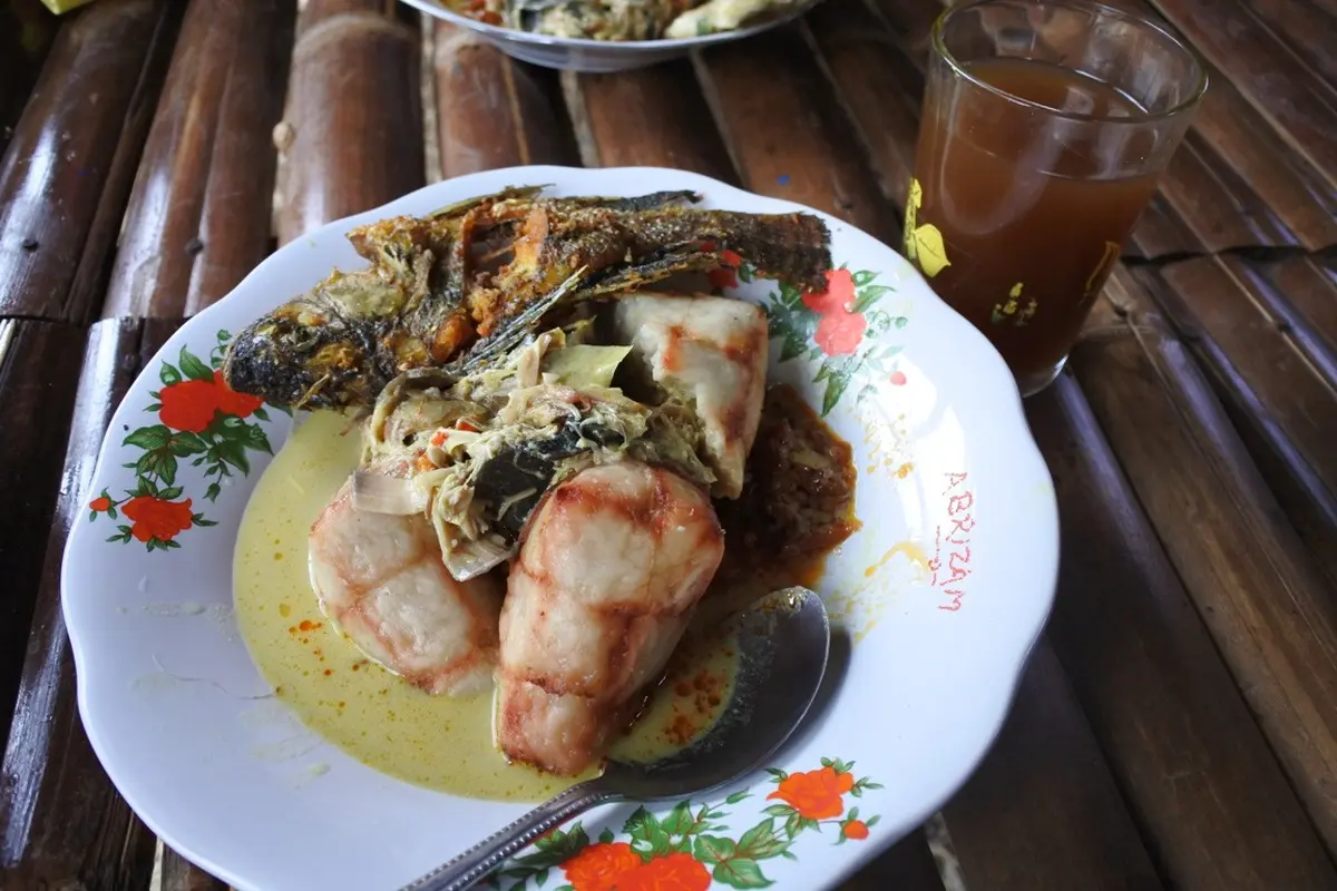 Ilustrasi - Kupat atau Ketupat Landan, khas Desa Kedungbenda, Purbalingga, makanan yang cocok untuk sajian buka puasa khas desa. (Foto: Liputan6.com/Dinkominfo PBG/Muhamad Ridlo)