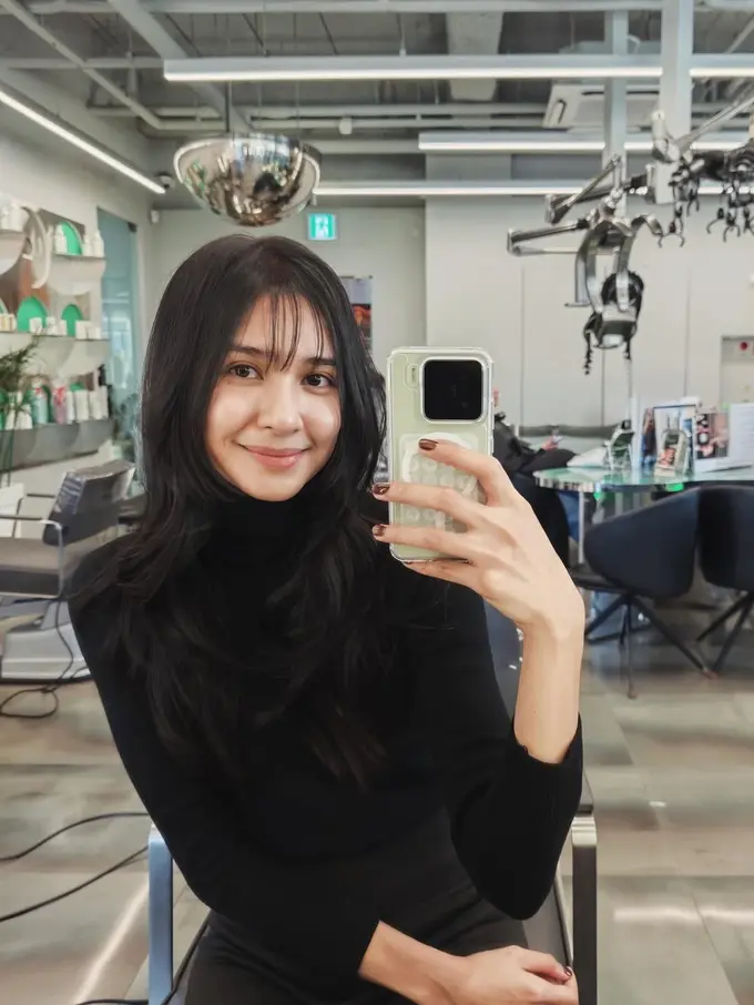 Gaya Mikha Tambayong Ubah Tampilan Rambut Berponi Ala Idol Korea Saat Berkunjung ke Seoul