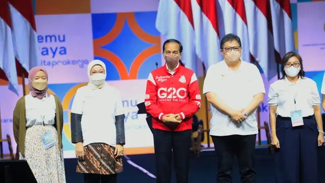 Menaker Ida mendampingi Presiden Joko Widodo, beserta sejumlah Menteri Kabinet Indonesia Maju, menghadiri acara Temu Raya Alumni Program Kartu Prakerja (Istimewa)