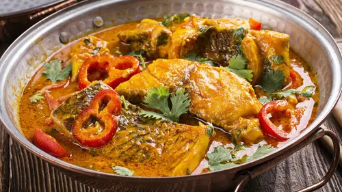 Tumis ikan mas dengan bumbu gurih dan sayuran segar, disajikan hangat untuk menu makan siang yang lezat