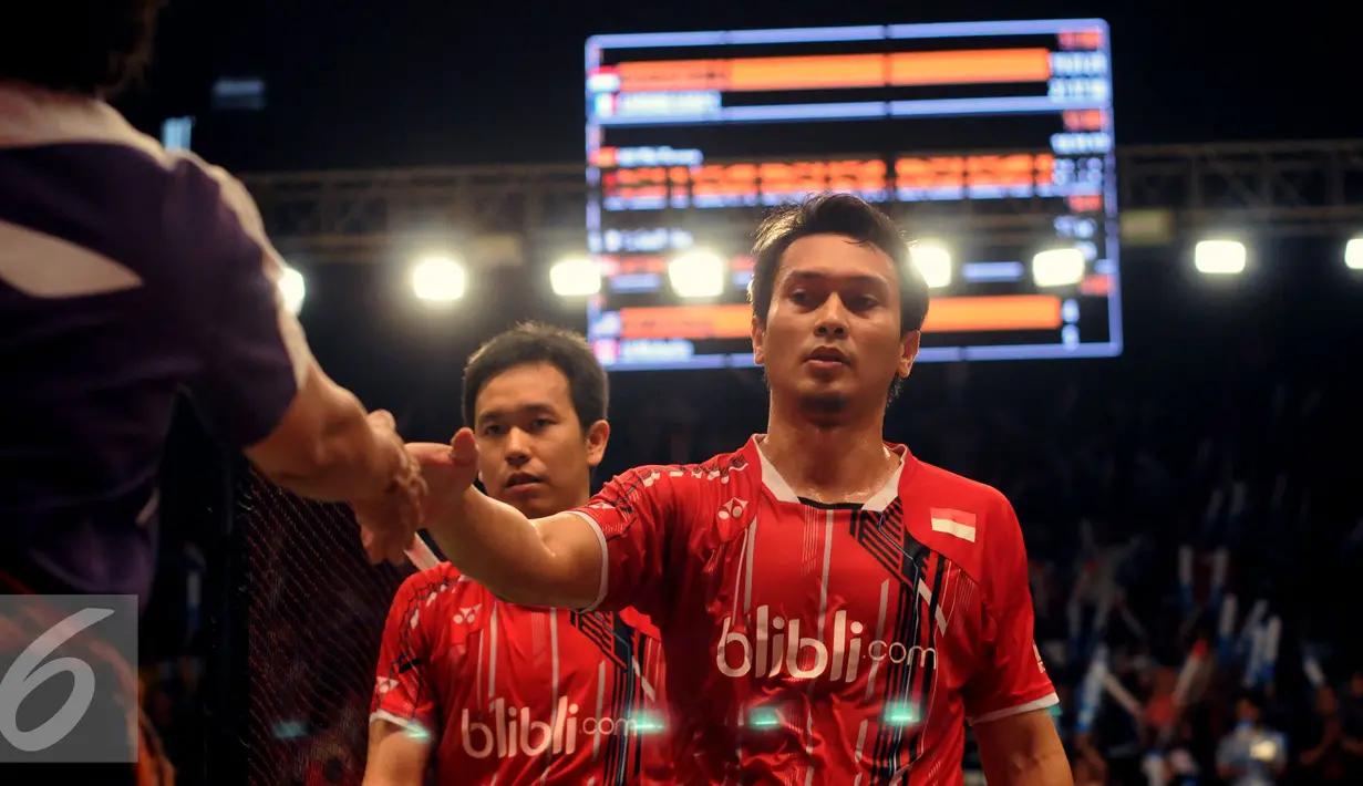 M Ahsan (kanan)/Hendra Setiawan menyalami wasit usai laga melawan Baptise Careme/Ronan Labar (Perancis)di Total BWF World Championships 2015 di Jakarta, Rabu (12/8/2015). Hendra/Ahsan unggul 19-21, 21-17, 21-18. (Liputan6.com/Helmi Fithriansyah)