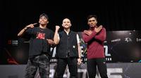 Petarung Indonesia, Kkajhe (kiri) dan Aziz Calim (kanan), pada sesi konferensi pers Byon Combat 5, di SCTV Tower, Rabu (21/5/2025). (Bola.com/Abdul Azis)