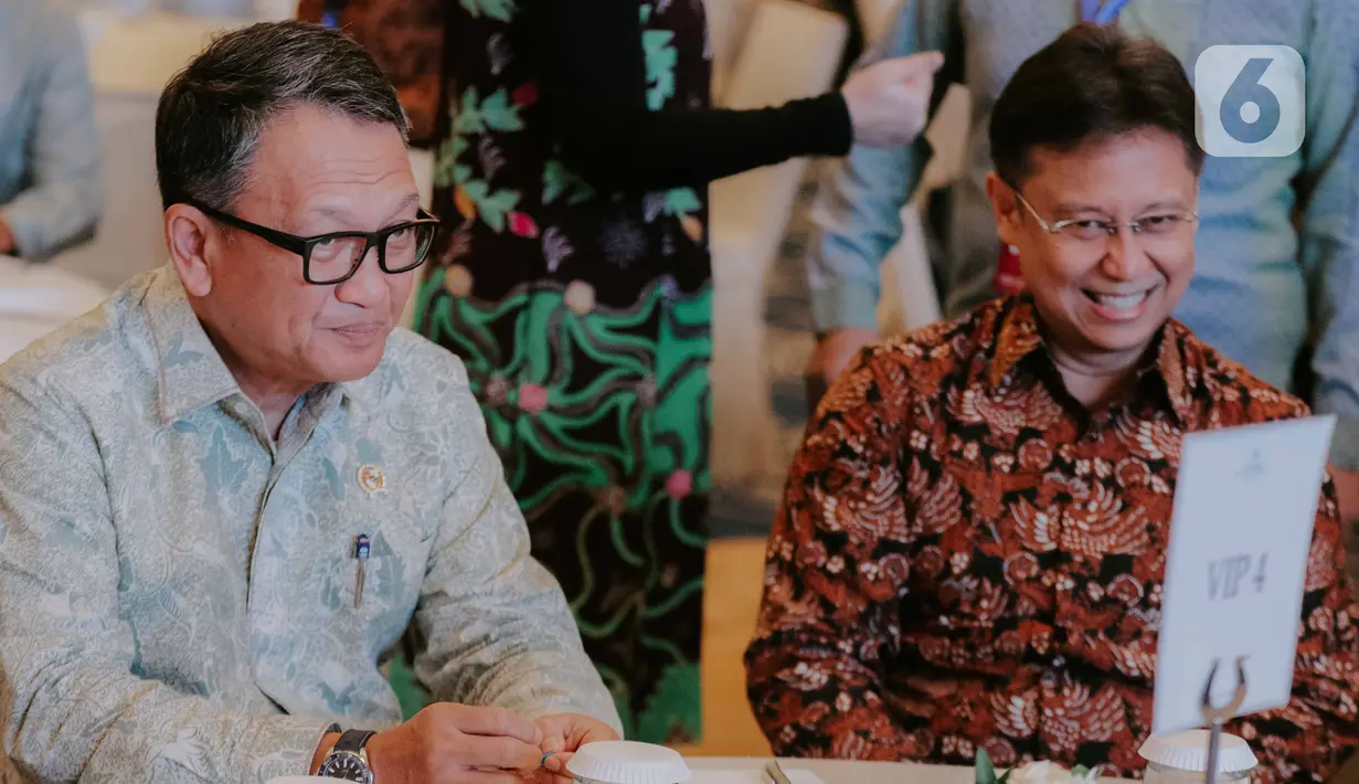 Menteri ESDM Arifin Tasrif (kiri) dan Wakil Menteri BUMN Budi Gunadi Sadiki saat hadir dalam pembukaan Jakarta Energy Forum 2020 di Jakarta, Senin (2/3/2020). Jakarta Energy Forum 2020 tersebut mengangkat tema ‘The Future of Energy’.  (Liputan6.com/Faizal Fanani)