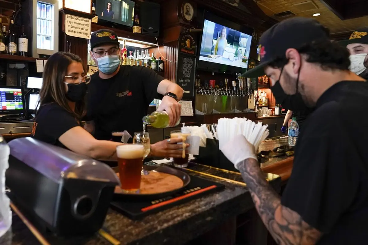 Kafe di Los Angeles. Kasus Virus Corona (COVID-19) kembali melonjak usai lockdown dilonggarkan.