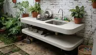 10 Desain Tempat Cuci Piring Belakang Rumah dengan Meja Cor Dua Tingkat, Hemat Ruang Minim Perawatan
