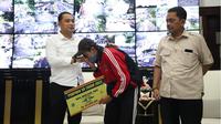 Eri Cahyadi menyerahkan bonus ke atlet peraih medali di ajang Porprov Jatim 2022. (surabaya.go,id)