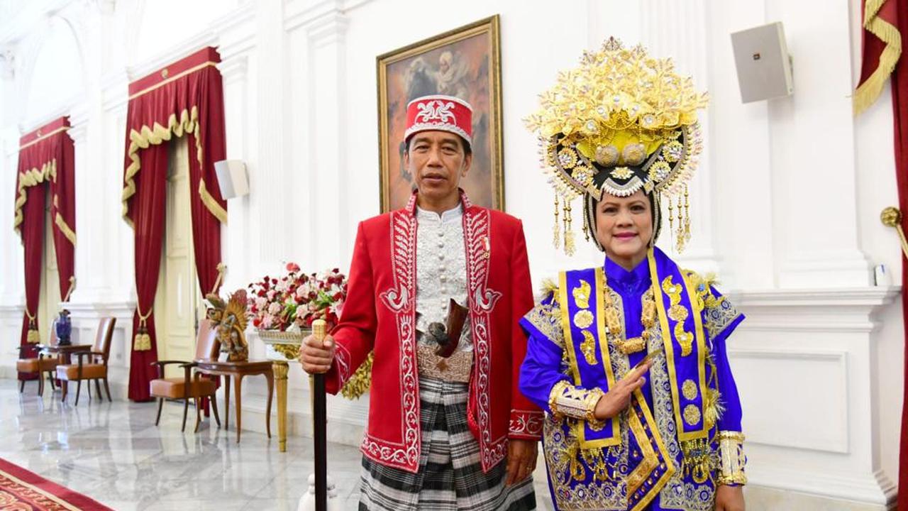 Presiden Joko Widodo atau Jokowi dan Ibu Negara Iriana memakai baju adat Buton, Sulawesi Tenggara dalam Upacara Peringatan HUT ke-77 Kemerdekaan RI di Istana Merdeka Jakarta, Rabu (17/8/2022).