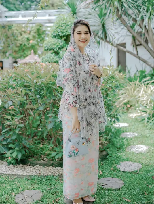 Kahiyang tampak begitu manis dalam balutan kebaya dengan motif floral. Paduan kain senada dan tas bermotif bunga semakin sempurnakan gaya Kahiyang. [Foto: Instaram/ Melahyarofficial]