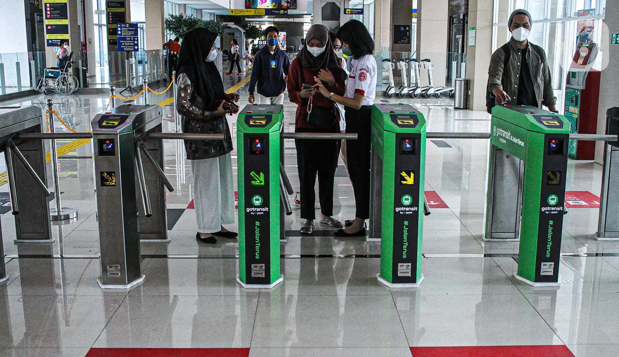 Penumpang memasuki Stasiun BNI City, Jakarta, Minggu (31/7/2022). Stasiun BNI City diharapkan memberikan kemudahan dan kenyamanan dalam menggunakan transportasi KRL. (Liputan6.com/Faizal Fanani)