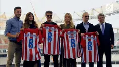 Ditemani oleh presiden klub Enrique Cerezo dan pemain Atletico Madrid, Saul Niguez,
Tom Cruise diajak berkeliling melihat fasilitas di stadion tersebut.