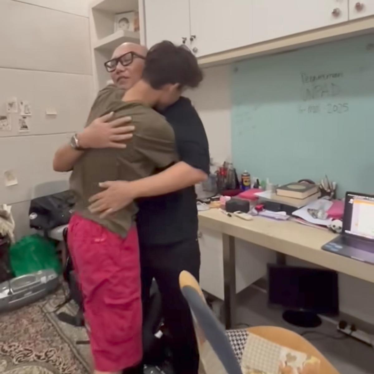 5 Potret Haru Rossa dan Yoyo Padi saat Putra Tercinta Diterima di UNPAD