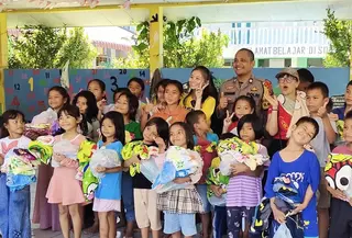 Aiptu Hadi Sitanggang hibur anak korban bencana sibolga di pengungsian. (istimewa)
