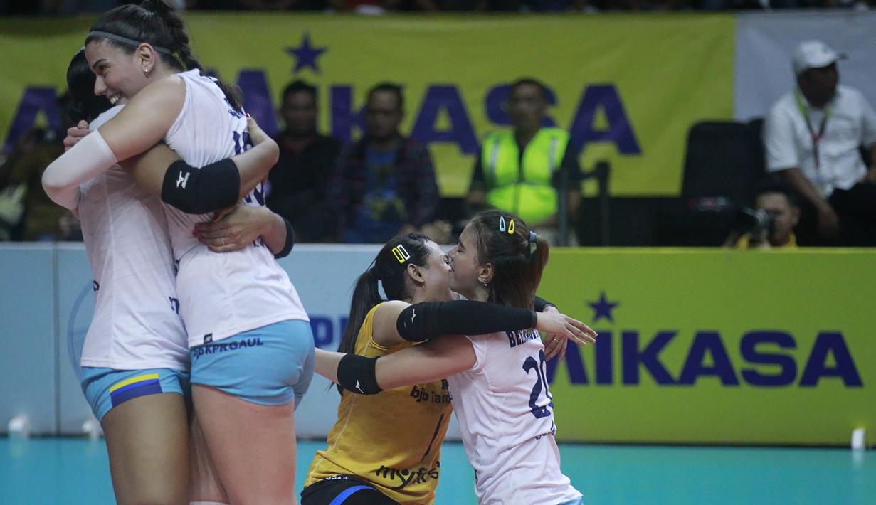 Para pemain Bandung BJB Tandamata merayakan kemenangan atas Gresik Petrokimia Pupuk Indonesia pada laga pembuka Final Four Proliga 2023 seri pamungkas di GOR Sritex Arena Solo, Surakarta, Kamis (9/3/2023). Bandung bjb Tandamata menang 3-0 (25-17, 25-21 dan 25-20). (Proliga 2023)