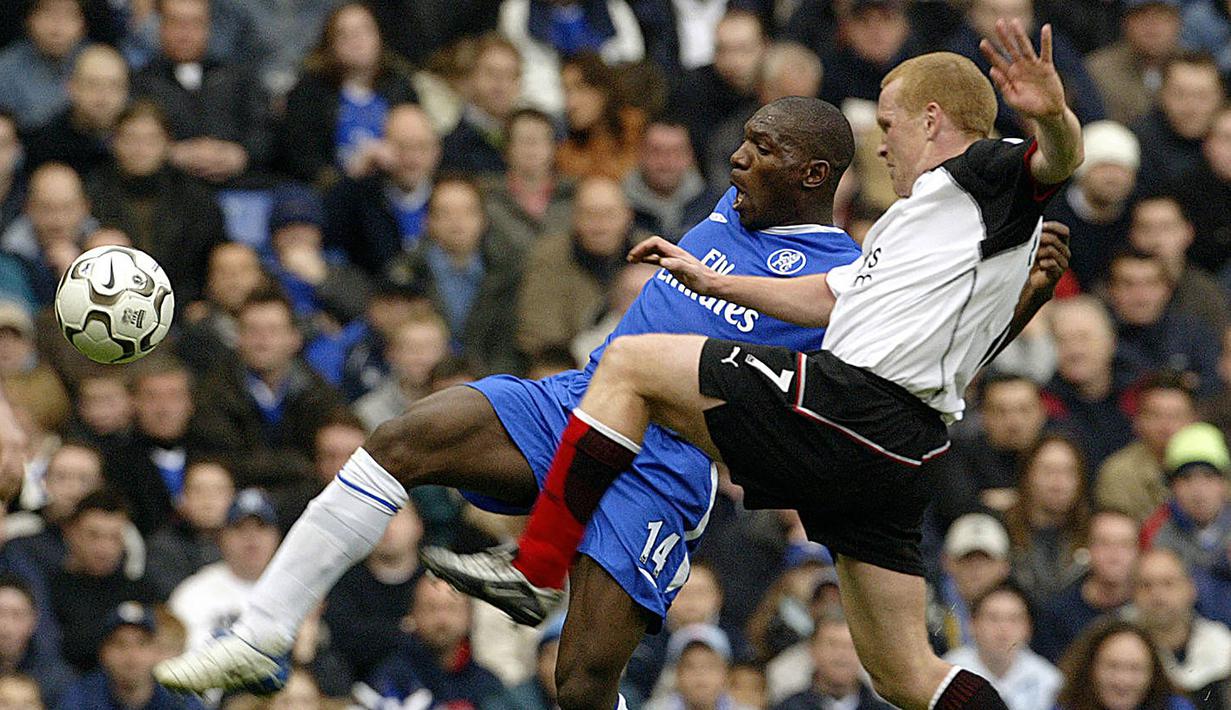 Bek Chelsea, Geremi (kiri) berebut bola dengan Fulham, Mark Pembridge pada laga Liga Inggris 2003/2004 di Stamford Bridge, London (20/3/2004). Gelar Liga Inggris pertama diraih Geremi pada musim keduanya 2004/2005 di mana ia hanya tampil dalam 13 laga di Liga Inggris. Sementara gelar kedua diraihnya pada musim 2005/2006 di mana ia tampil dalam total 15 laga di Liga Inggris. (AFP/Jim watson)