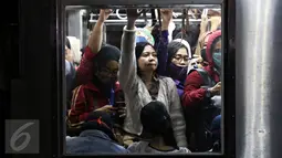 Penumpang berjubel saat KRL commuter line Jakarta Kota-Bogor melintas di Stasiun Pasar Minggu, Jakarta, Selasa (24/11). Pohon tumbang di perlintasan KRL antara Citayam dan Bojonggede, membuat perjalanan kereta terganggu. (Liputan6.com/Immanuel Antonius)